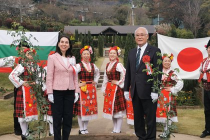 Български празник в розовата градина Nakanojo Gardens в префектура Гунма